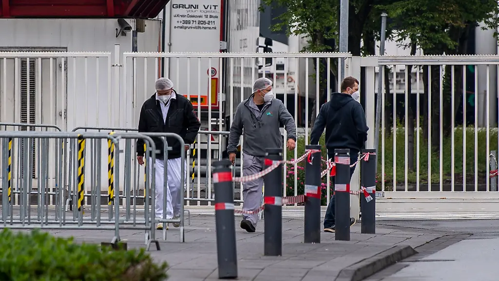 Viele-lokale-Neuinfektionen-darunter-die-Faelle-bei-Toennies-liessen-das-sogenannte-7-Tage-R-am-Sonntag-auf-2-03-ansteigen