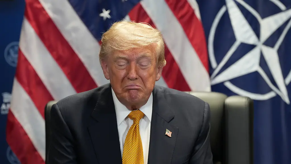 US-Praesident-Donald-Trump-trifft-sich-am-Rande-des-Nato-Treffens-im-Praesidentenpalast-Bestepe-mit-Nato-Generalsekretaer-Rutte