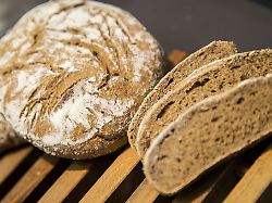 Im Brotkasten In Der Baeckertuete Oder Im Kuehlschrank So Wird Frisches Brot Im Sommer Am Besten Gelagert