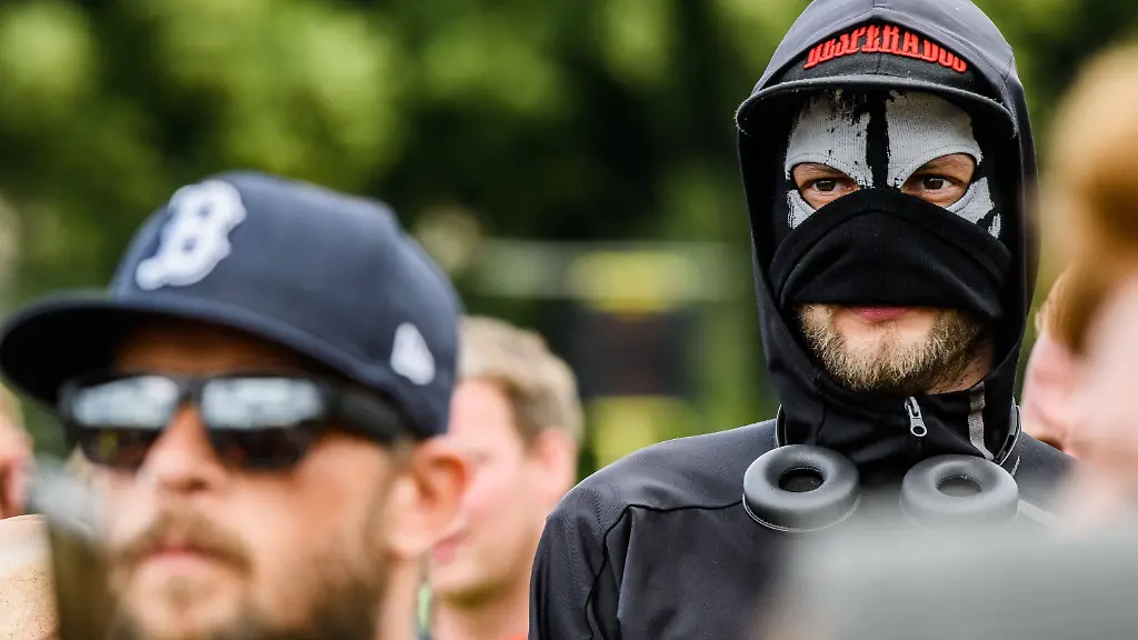 In-Den-Haag-setzte-die-Polizei-Wasserwerfer-bei-Protesten-gegen-die-Corona-Regeln
