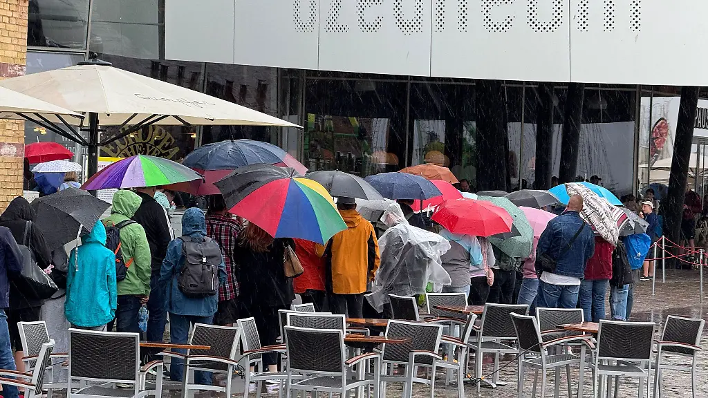 Regen-waehrend-der-Sommerferiensaison-verschafft-unter-anderem-dem-Ozeaneum-viele-Gaeste