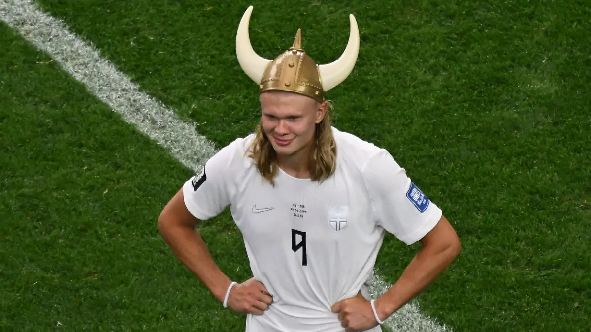 Fussball-Maenner-WM-Finalrunde-Sechzehntelfinale-Elfenbeinkueste-Norwegen-Dallas-Stadion-der-Norweger-Erling-Haaland-posiert-nach-dem-Sieg-mit-einem-Wikinger-Helm