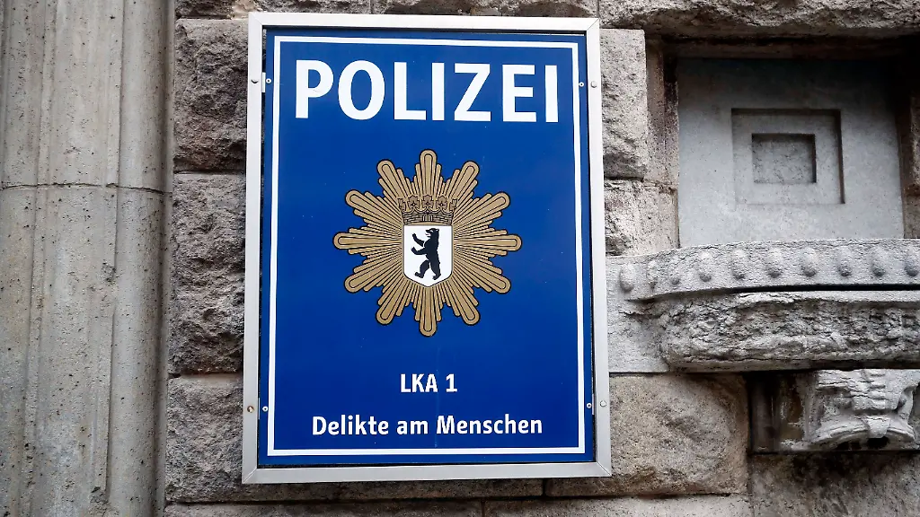 LKA-Berlin-Landeskrimininalamt-Haus-Geaeude-Aussenansicht-Schild-Delikte-am-Menschen-Sitz-der-Berliner-Mordkommission-LKA1-Berlin-Deutschland-Germany-LKA-Berlin-State-Criminal-Police-Office-House-Building-Exterior-view-Shield-Offences-on-People-Seat-the-Berlin-Homicide-LKA1-Berlin-Germany-Germany