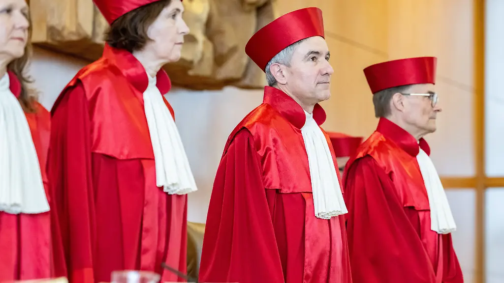 Der-Erste-Senat-des-Bundesverfassungsgerichts-l-r-Ines-Haertel-Yvonne-Ott-Stephan-Harbarth-Vorsitzender-des-Senats-und-Praesident-des-Gerichts-Henning-Radtke-eroeffnet-die-muendliche-Verhandlung-zum-Bayerischen-Polizeiaufgabengesetz-Das-Gericht-ueberprueft-ob-die-Befugnisse-der-bayerischen-Polizei-in-einigen-Punkten-zu-weit-gehen