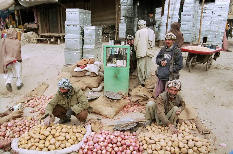01-02-2003-Kabul-Afghanistan-Gemuesemarkt-in-Kabul-Haendler-verkaufen-in-der-Innenstadt-von-Kabul-Kartoffeln-und-Zwiebel-Ausland-Asien-Zentralasien-Afghanistan-Wirtschaft-Einzelhandel-Handel-Haendler-Menschen-Verkauf-verkaufen-Markt-Marktplatz-Landwirtschaft-Gemuese-Kartoffeln-Zwiebel-Essen-Lebensmittel-Nahrungsmittel-Nahrung-Arbeitsplatz-QF-Haendler-Gemuese-00U009118CARO