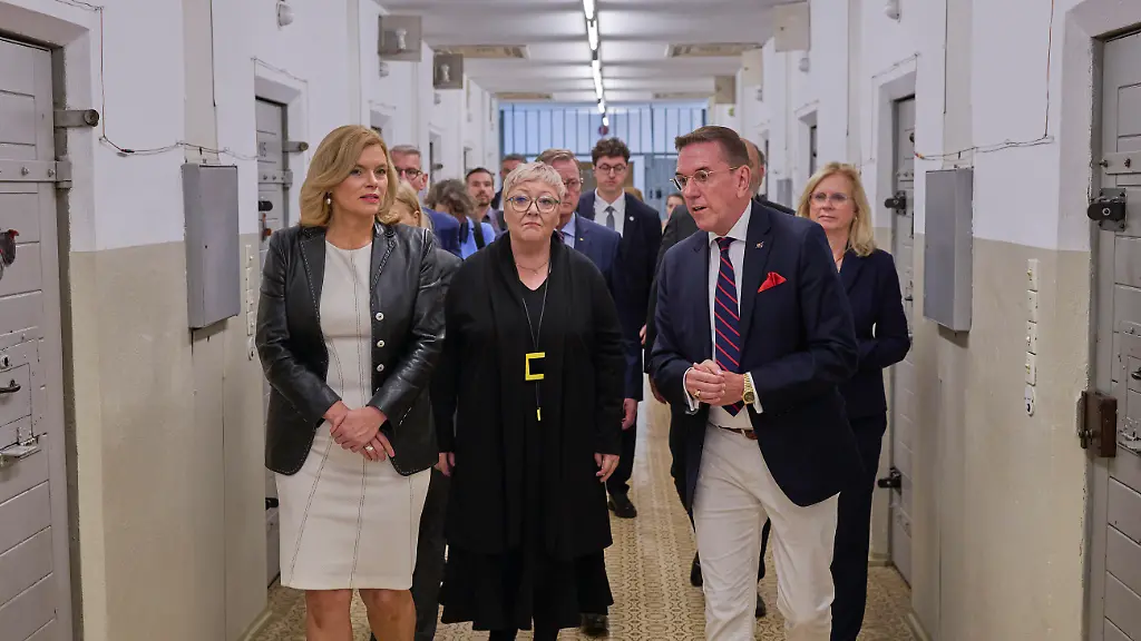 Rundgang-durch-das-ehemalige-Stasi-Untersuchungsgefaengnis-und-die-heutige-Gedenkstaette-Hohenschoenhausen-am-Mittwoch-08-07-2026-vor-der-Uebergabe-des-Jahresberichts-der-SED-Opferbeauftragten-Evelyn-Zupke-in-Berlin-Foto-v-l-Bundestagspraesidentin-Julia-Kloeckner-CSU-Evelyn-Zupke-Mario-Roellig-Roellig-ehemaliger-Haeftling-im-Stasi-Gefaengnis-Andrea-Lindholz-CSU-stellv-Bundestagspraesidentin-Zupke-hob-in-ihrem-Bericht-die-Auswirkungen-des-Anfang-2025-von-Bundestag-und-Bundesrat-beschlossenen-Gesetzespakets-hervor-Es-sei-eine-echte-Erfolgsgeschichte-und-helfe-Betroffenen-im-Alltag-Gerade-der-eingerichtete-Haertefallfonds-fuer-Betroffene-von-SED-Unrecht-habe-positive-Auswirkungen-gehabt-Siehe-epd-Meldung-vom-08-07