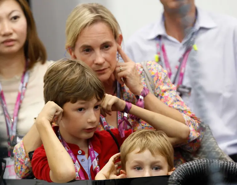 2014-09-19T120000Z-1130426058-GM1EA9J1NG701-RTRMADP-3-MOTOR-RACING-PRIX