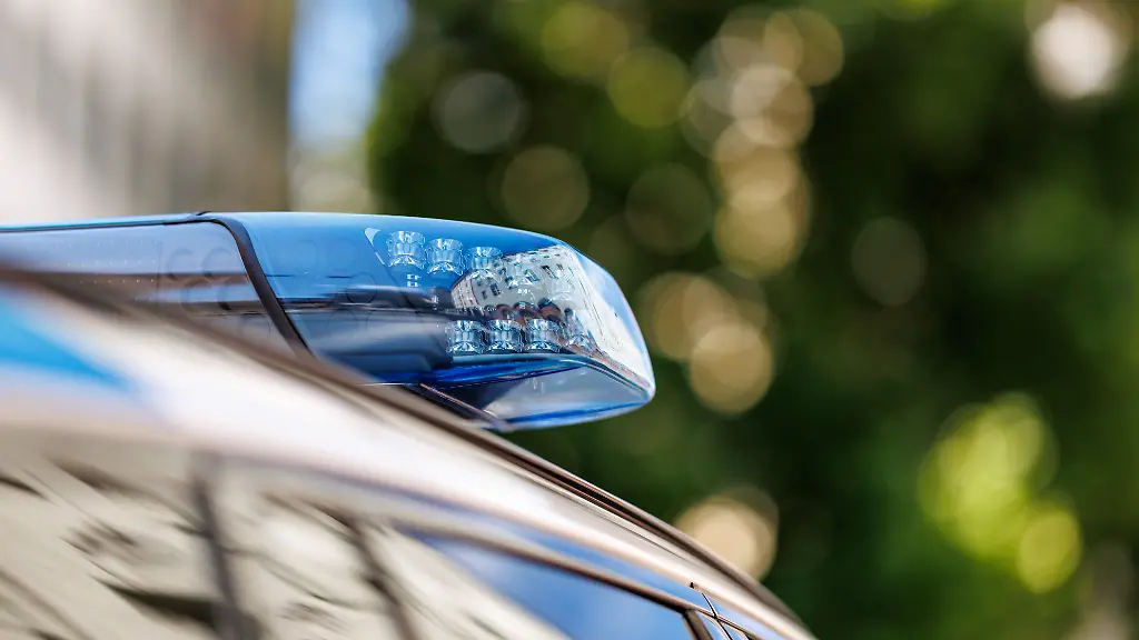Das-Blaulicht-ist-an-einem-Einsatzfahrzeug-der-Polizei-in-Muenchen-Bayern-zu-sehen
