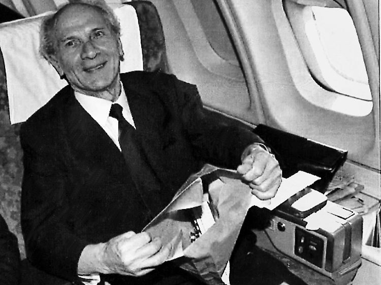 Honeckers alte Maschine bekommt neue Gäste. (Im Bild: Honecker 1993 auf seinem Flug nach Chile)