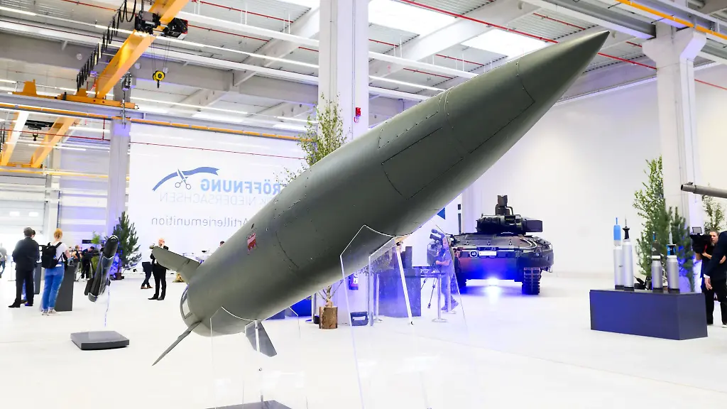 Eine-Rakete-vom-Typ-ATACMS-steht-im-Artilleriewerk-von-Rheinmetall-in-Unterluess