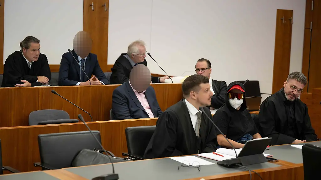 Den-Angeklagten-wird-unter-anderem-elffache-fahrlaessige-Toetung-vorgeworfen