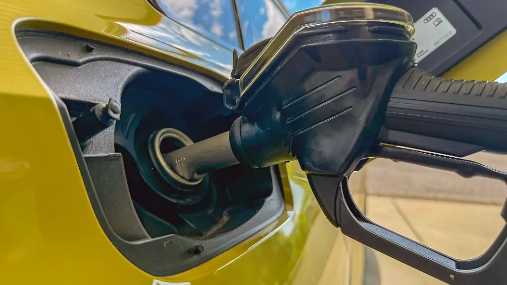 Seit-dem-01-05-2026-gilt-der-Tankrabatt-Die-Bundesregierung-hat-die-Energiesteuer-auf-Benzin-und-Diesel-bis-Ende-Juni-gesenkt-Die-Ersparnis-soll-bei-rund-17-Cent-pro-Liter-liegen-Ein-gelbes-Auto-wird-an-einer-Tankstelle-betankt-Die-Tankpistole-befindet-sich-im-Tank-eines-Fahrzeuges-Tankstelle-am-21-06-2026-in-Siegen-Deutschland-The-fuel-rebate-has-been-in-effect-since-May-1-2026-The-federal-government-has-reduced-the-energy-tax-on-gasoline-and-diesel-through-the-end-of-June-The-savings-are-expected-to-be-around-17-cents-per-liter-A-yellow-car-is-being-filled-up-at-a-gas-station
