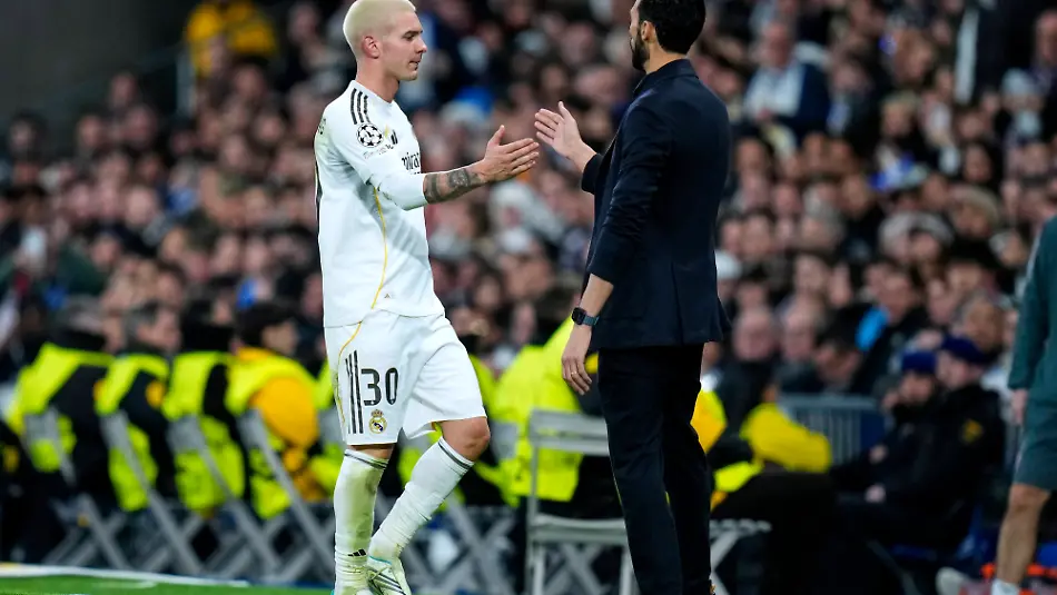 ESP-Real-Madrid-v-AS-Monaco-UEFA-Champions-League-Matchday-7-Franco-Mastantuono-and-Alvaro-Arbeloa-head-coach-of-Real-Madrid-CF-during-the-UEFA-Champions-League-match-between-Real-Madrid-and-AS-Monaco-Matchday-7-played-at-Santiago-Bernabeu-Stadium-on-January-20-2026-in-Madrid-Spain