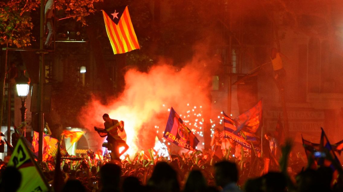 Nicht die reine Freude: Diese Fans in Barcelona feiern friedlich. Unter den 100.000 waren aber auch 120 Randalierer.