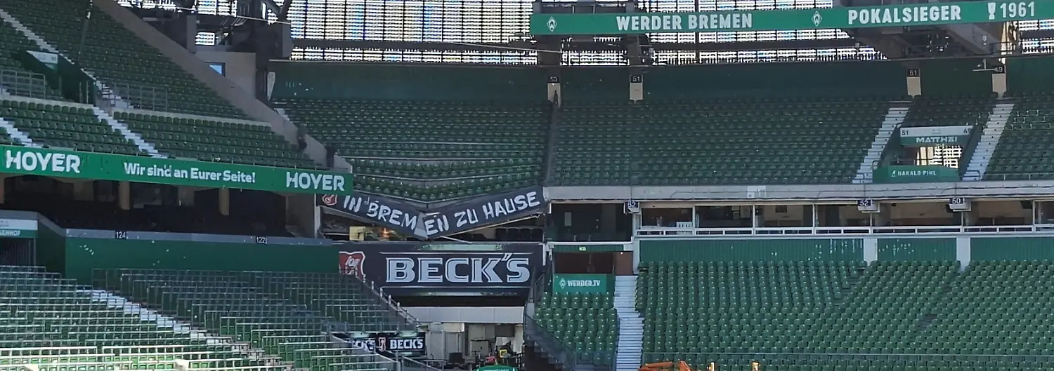 An-einer-Tribuene-im-Bremer-Weserstadion-sind-seitlich-der-Ostkurve-Betonstuetzen-zerbrochen-Ueber-die-Ursache-des-Schadens-gab-es-zunaechst-keine-Informationen