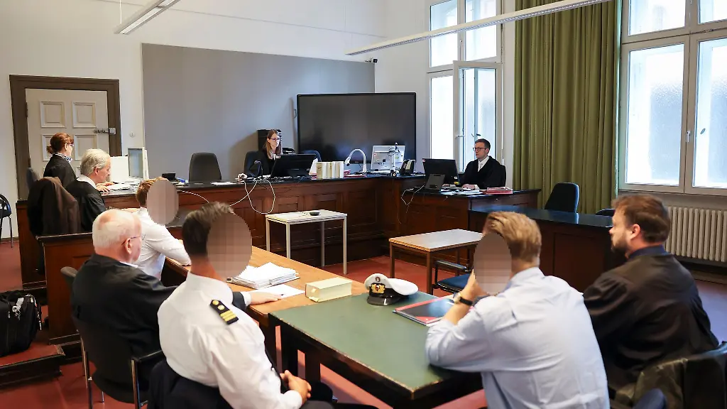 Drei-Polizisten-stehen-in-Hamburg-vor-Gericht