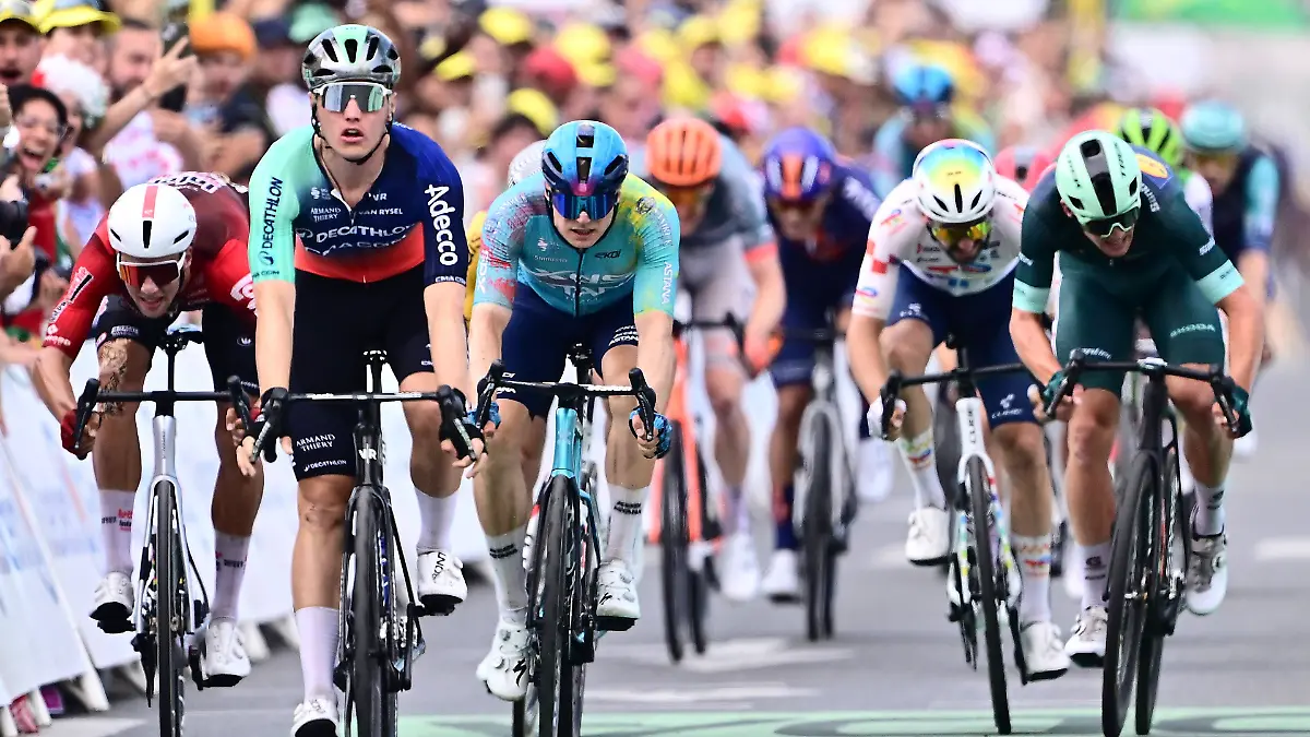 Tour-de-France-2026-Stage-5-PAU-FRANCE-JULY-08-Kooij-Olav-NED-of-Decathlon-CMA-CGM-Team-wins-second-place-for-Kanter-Max-GER-of-XDS-Astana-Team-third-place-for-Merlier-Tim-BEL-of-Soudal-Quick-Step-during-stage-5-of-the-113rd-edition-of-Tour-de-France-an-UCI-World-Tour-2