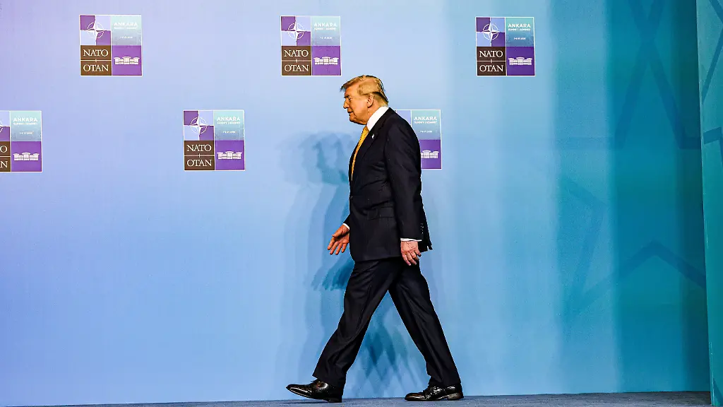 July-8-2026-Ankara-Turkiye-Turkiye-U-S-President-DONALD-TRUMP-walks-across-the-stage-before-a-family-photo-with-other-delegates-and-world-leaders-wrapping-up-a-high-stakes-NATO-Summit-focused-on-a-major-push-for-European-allies-to-hit-a-5-GDP-defense-spending-benchmark