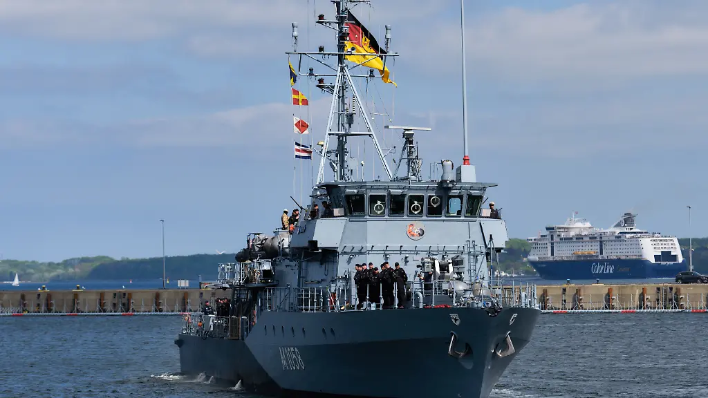 Das-Minenjagdboot-Fulda-laeuft-vom-Marinestuetzpunkt-Kiel-in-Richtung-Mittelmeer-aus-Die-Verlegung-erfolgt-im-Rahmen-einer-Vorausstationierung-fuer-einen-moeglichen-Einsatz-in-der-Strasse-von-Hormus