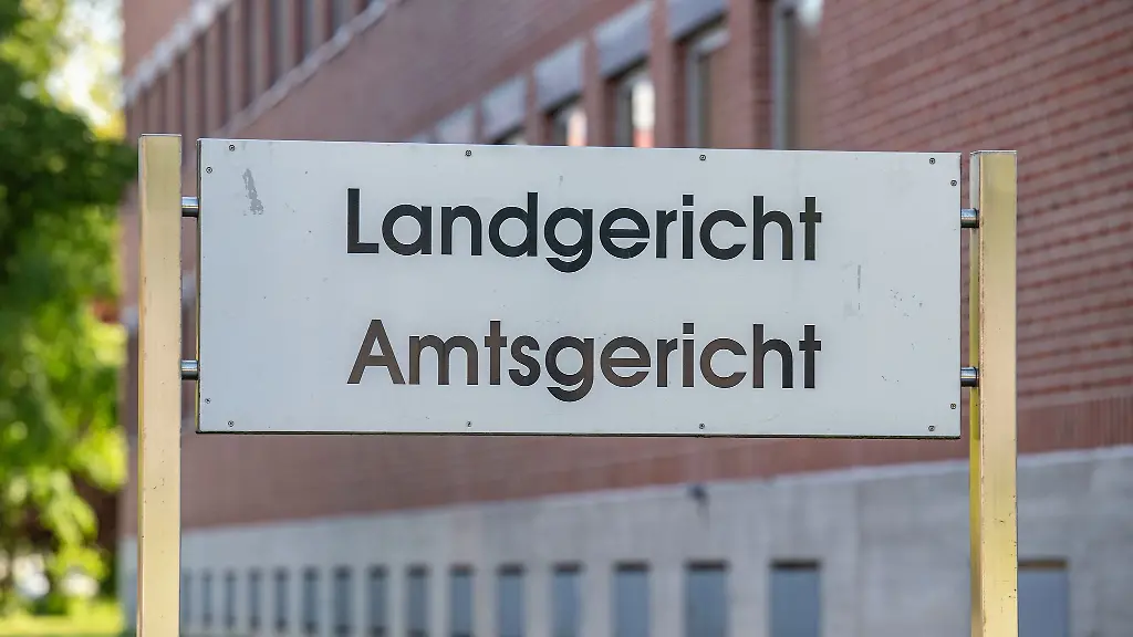 Vor-dem-Landgericht-Landshut-beginnt-ein-Prozess-gegen-einen-Mann-der-seine-Frau-im-Beisein-der-gemeinsamen-Kinder-angegriffen-und-dann-erstochen-haben-soll