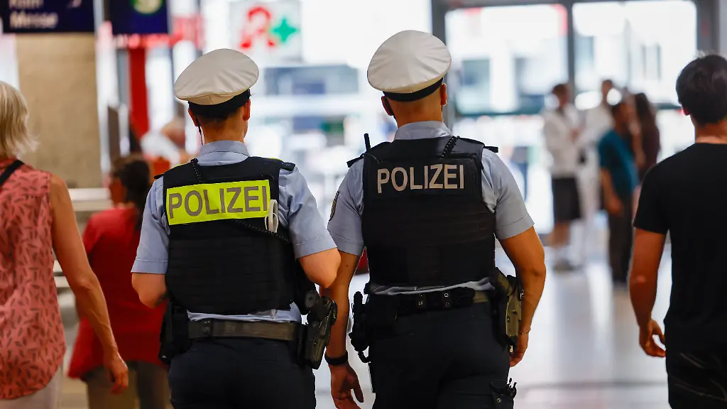 Beamte-der-Bundespolizei-bestreifen-den-Koelner-Hauptbahnhof