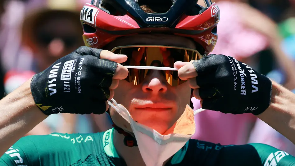 Cycling-Tour-de-France-Stage-4-Carcassonne-to-Foix-Carcassonne-France-July-7-2026-Team-Visma-Lease-a-Bike-s-Jonas-Vingegaard-ahead-of-the-start-of-stage-4-REUTERS-Stephanie-Lecocq