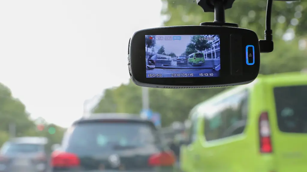 Eine-Dashcam-im-Auto-kann-im-Falle-eines-Unfalls-die-Schuldfrage-klaeren-Datenschutz-bleibt-aber-ein-Problem-Wir-klaeren-was-im-Urlaub-gilt
