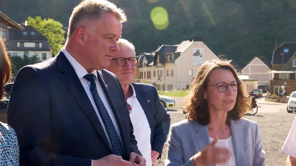 Gordon-Schnieder-l-CDU-Ministerpraesident-von-Rheinland-Pfalz-spricht-bei-seinem-Besuch-im-Ahrtal-mit-Cornelia-Weigand-r-parteilos-Landraetin-des-Landkreises-Ahrweiler-Schnieder-informierte-sich-ueber-den-Wiederaufbau-im-Ahrtal-nach-der-Hochwasserkatastrophe