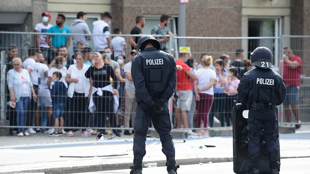 Laut-Polizeisprecherin-hatten-mehrere-Bewohner-des-unter-Quarantaene-gestellten-Gebaeudes-in-Goettingen-versucht-ueber-Zaeune-zu-steigen