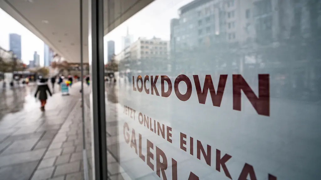 Lockdown-steht-im-Schaufenster-eines-geschlossenen-Kaufhauses-auf-der-Frankfurter-Zeil-das-zum-Online-Einkauf-raet