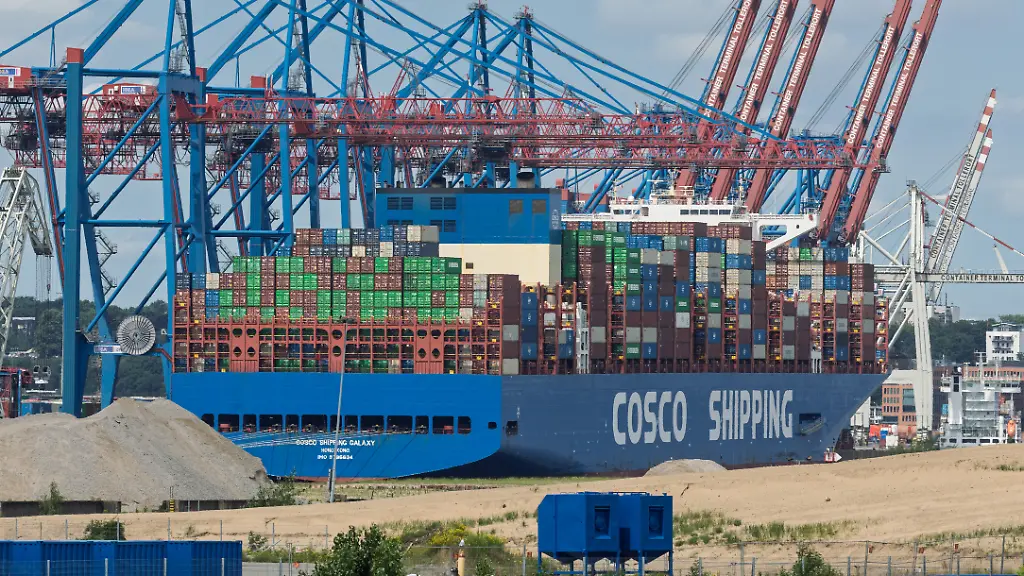 Das-Containerschiff-COSCO-Shipping-Galaxy-liegt-am-Hamburger-Container-Terminal-Tollerort
