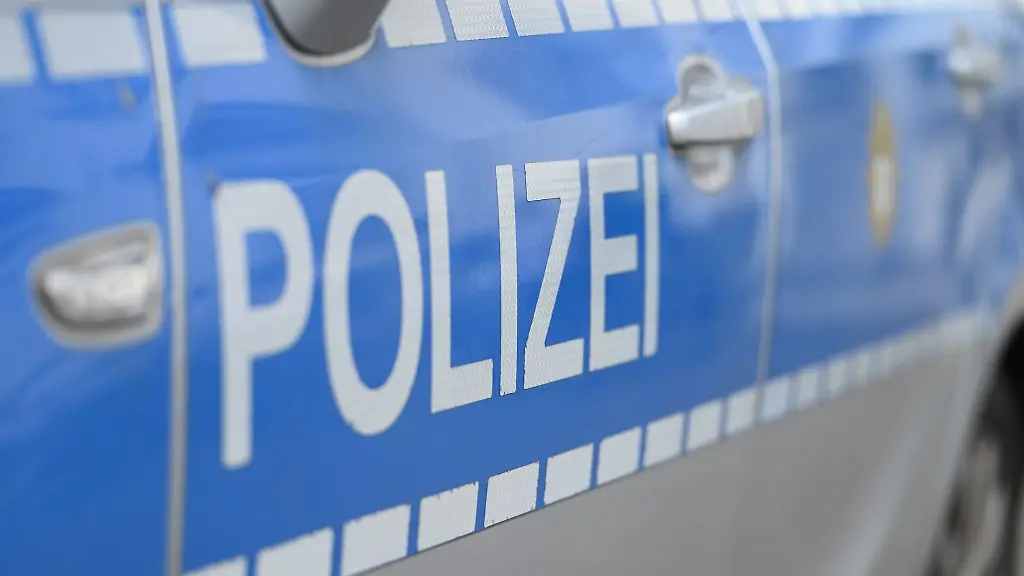 Die-Berliner-Polizei-geht-gegen-eine-Blockade-von-Aktivisten-vor-Rheinmetall-in-Wedding-vor