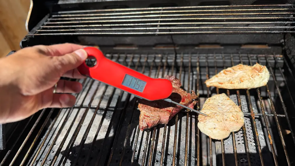 Das-Fleischthermometer-von-ThermoMaven-im-Einsatz-Ist-das-Steak-durch