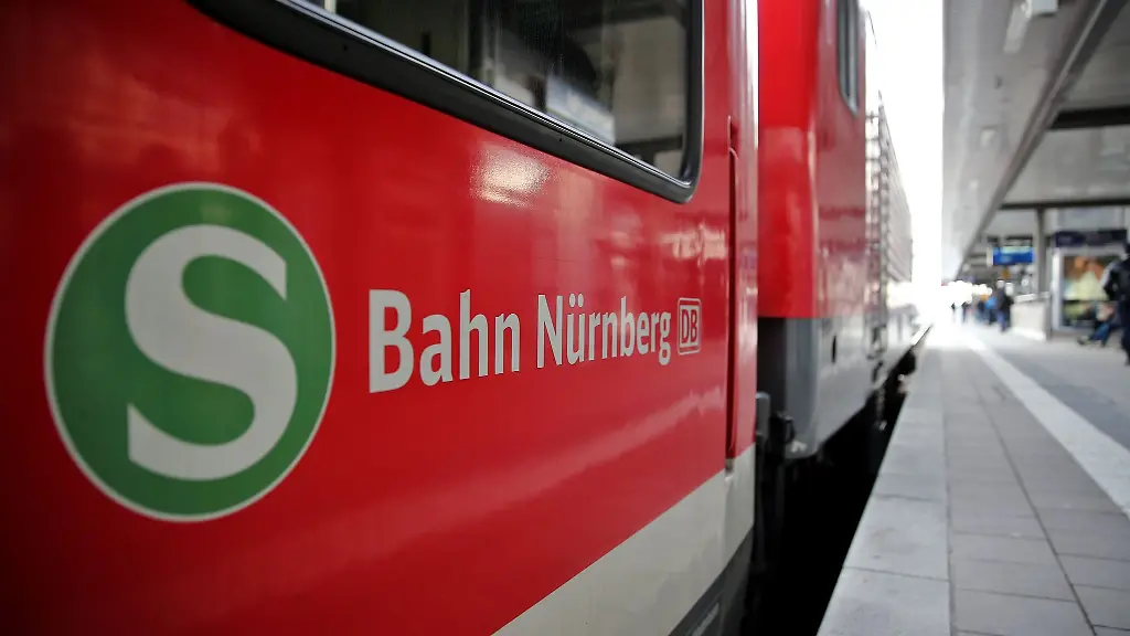 Wegen-des-Feuerwehreinsatzes-konnten-auf-der-stark-frequentierten-Strecke-zwischen-Nuernberg-und-Bamberg-etwa-45-Minuten-lang-keine-Personen-und-Gueterzuege-fahren
