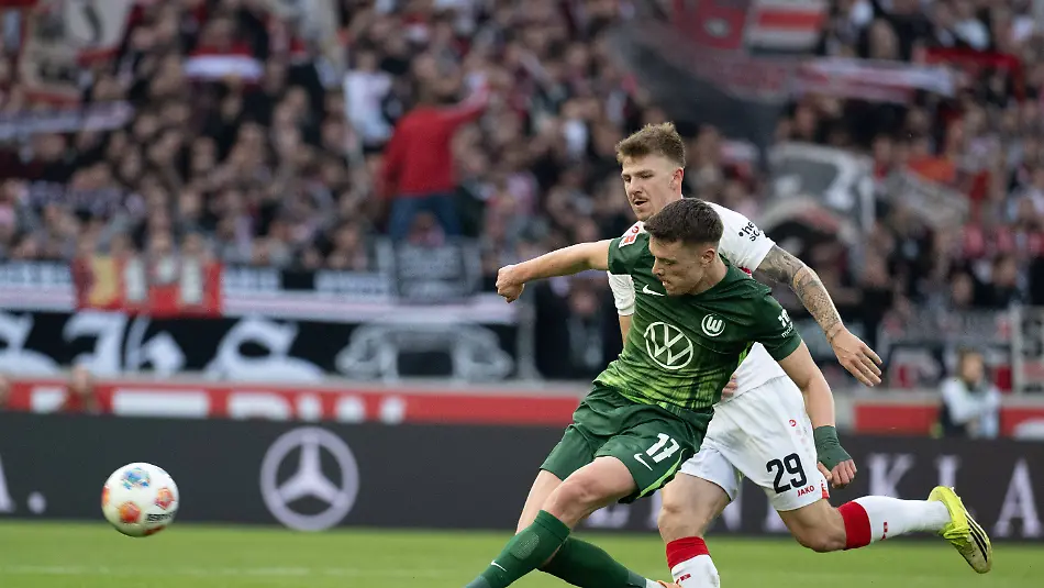 v-li-Dzenan-Pejcinovic-VfL-Wolfsburg-17-Finn-Jeltsch-VfB-Stuttgart-29-GER-VfB-Stuttgart-vs-VfL-Wolfsburg-Fussball-Herren-1-Bundesliga-24-Spieltag-Spielzeit-2025-2026-01-03-2026-DFL-DFB-REGULATIONS-PROHIBIT-ANY-USE-OF-PHOTOGRAPHS-AS-IMAGE-SEQUENCES-AND-OR-QUASI-VIDEO-GER-VfB-Stuttgart-vs-VfL-Wolfsburg-Fussball-Herren-1-Bundesliga-24-Spieltag-Spielzeit-2025-2026-01-03