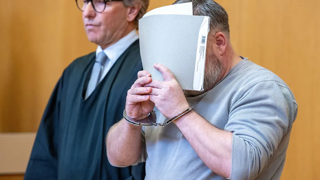Der-45-Jahre-Angeklagte-verbirgt-im-Gerichtssaal-sein-Gesicht