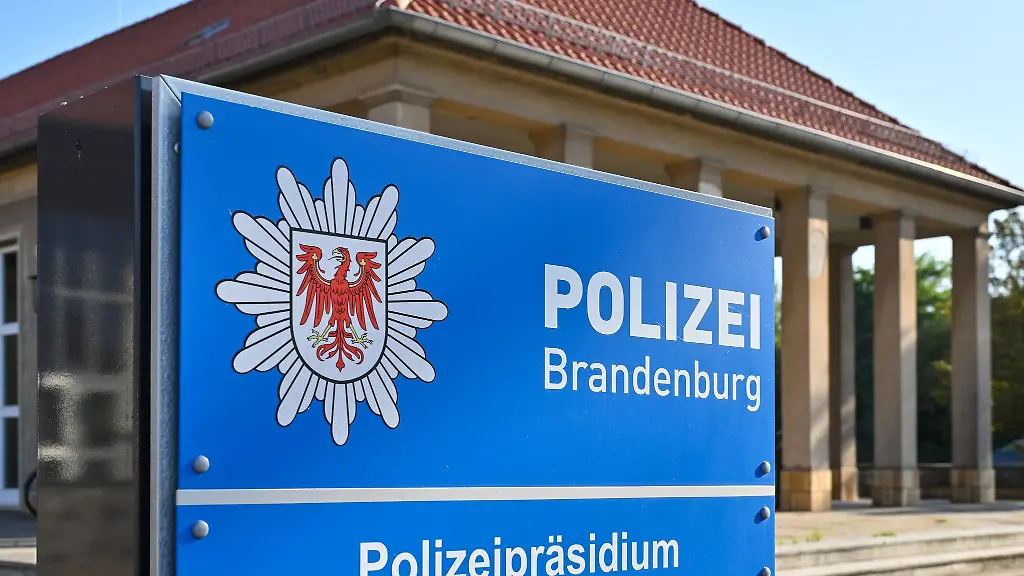 Die-Polizei-Brandenburg-hat-Ermittlungen-gegen-einen-Kollegen-eingeleitet-Es-besteht-ein-Verdacht-dass-er-sich-bei-einer-Feier-in-Suedbrandenburg-vor-einer-Hakenkreuz-Darstellung-gezeigt-hat