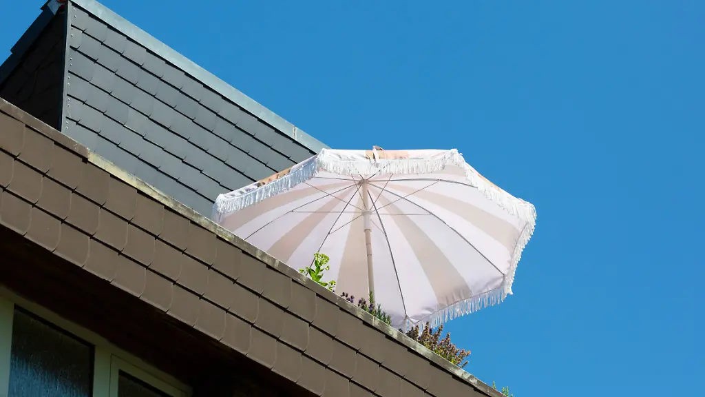 Ob-fuer-den-Balkon-oder-die-Terrasse-Bei-Amazon-sind-gerade-Sonnenschirme-in-allen-Groessen-reduziert