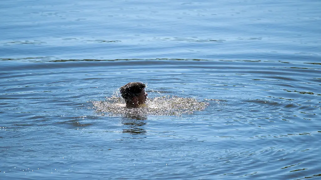 Wer-Abkuehlung-am-Wasser-sucht-sollte-moeglichst-nur-an-bewachten-Badestellen-schwimmen-seine-Kraefte-nicht-ueberschaetzen-auf-Alkohol-verzichten-und-Kinder-immer-im-Auge-behalten