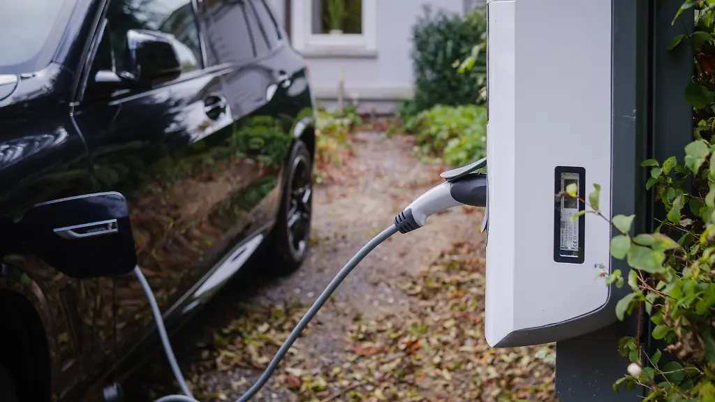 Zuhause-laden-kann-fuer-E-Auto-Besitzer-guenstiger-sein-E-on-gibt-jetzt-einen-Nachtladebonus-obendrauf