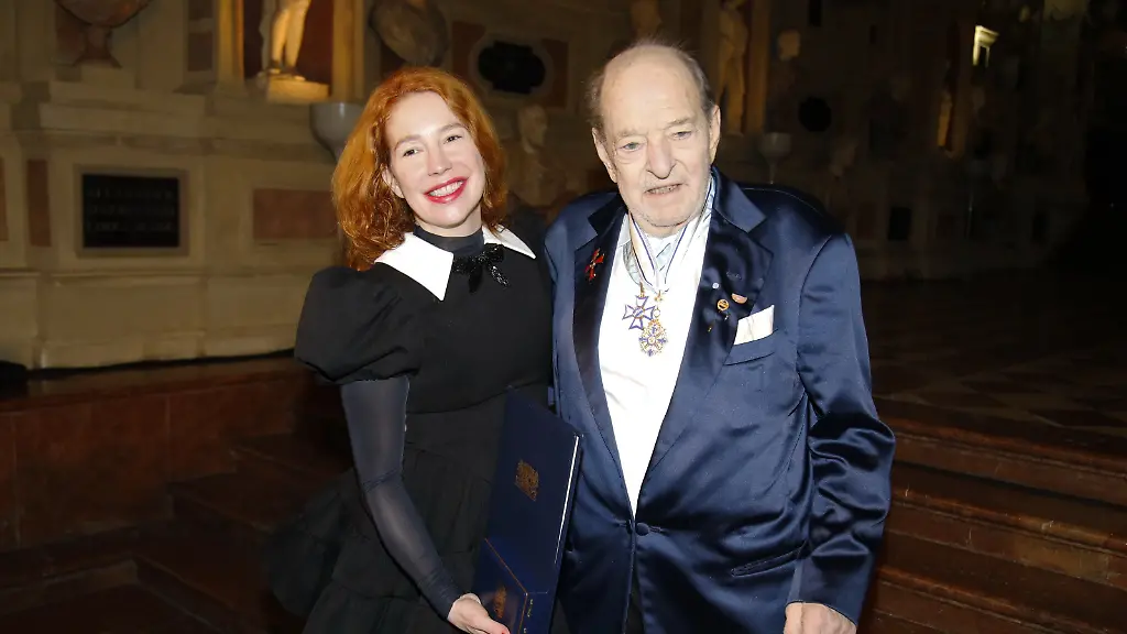 Ralph-Siegel-mit-Ehefrau-Laura-Siegel-bei-der-Auszeichnung-mit-dem-Bayerischen-Maximiliansorden-durch-Ministerpraesident-Dr-Markus-Soeder-im-Antiquarium-der-Muenchner-Residenz-Muenchen-03-12
