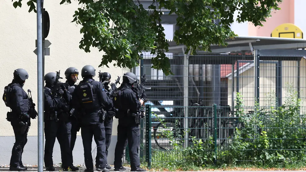Schwerbewaffnete-Polizisten-stehen-am-Welfen-Gymnasium-Nach-einem-Vorfall-mit-mehreren-Verletzten-und-einer-Festnahme-an-dem-Gymnasium-in-Oberbayern-deutet-laut-einem-Polizeisprecher-vieles-auf-eine-Amoklage-hin