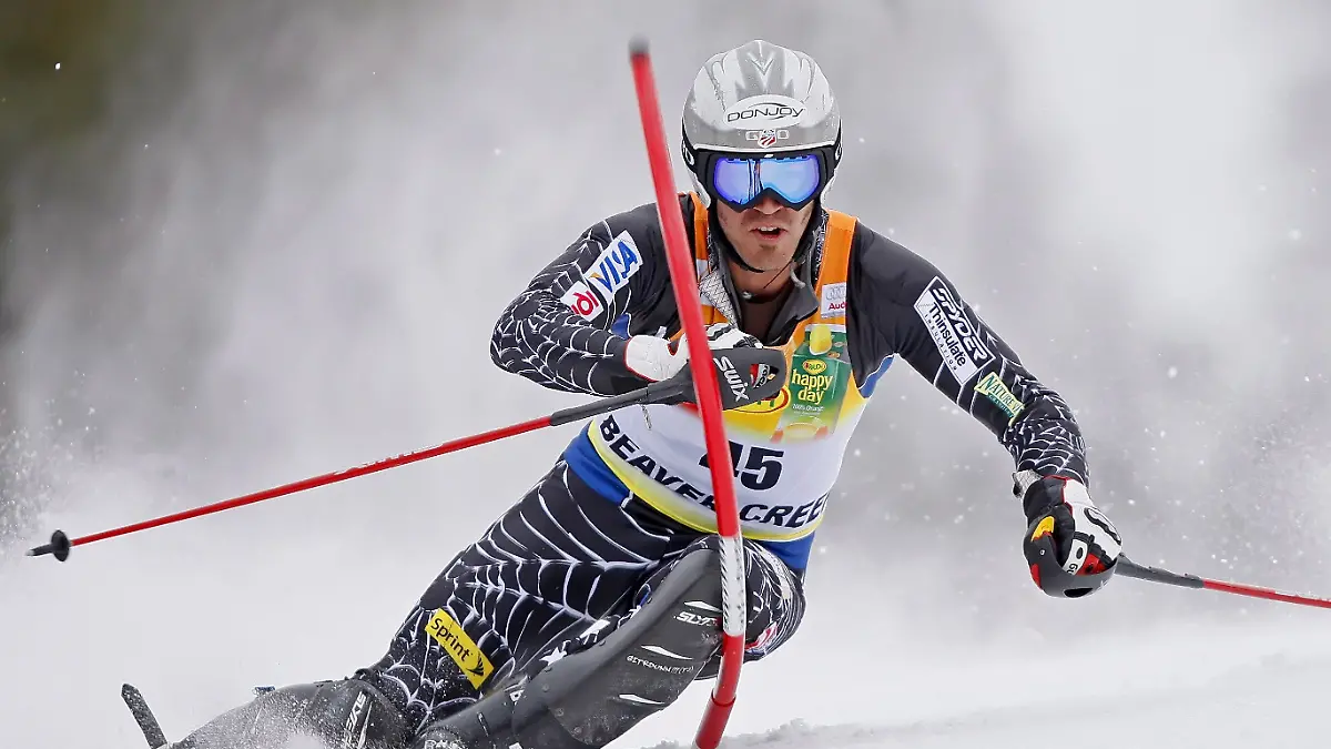 Thomas-Lanning-of-the-USA-skies-in-the-Slalom-portion-of-the-men-s-Super-Combined-at-the-FIS-Ski-World-Cup-in-Beaver-Creek-Colorado-29-November-2007-Lanning-tenth-overall-in-the-combined-race