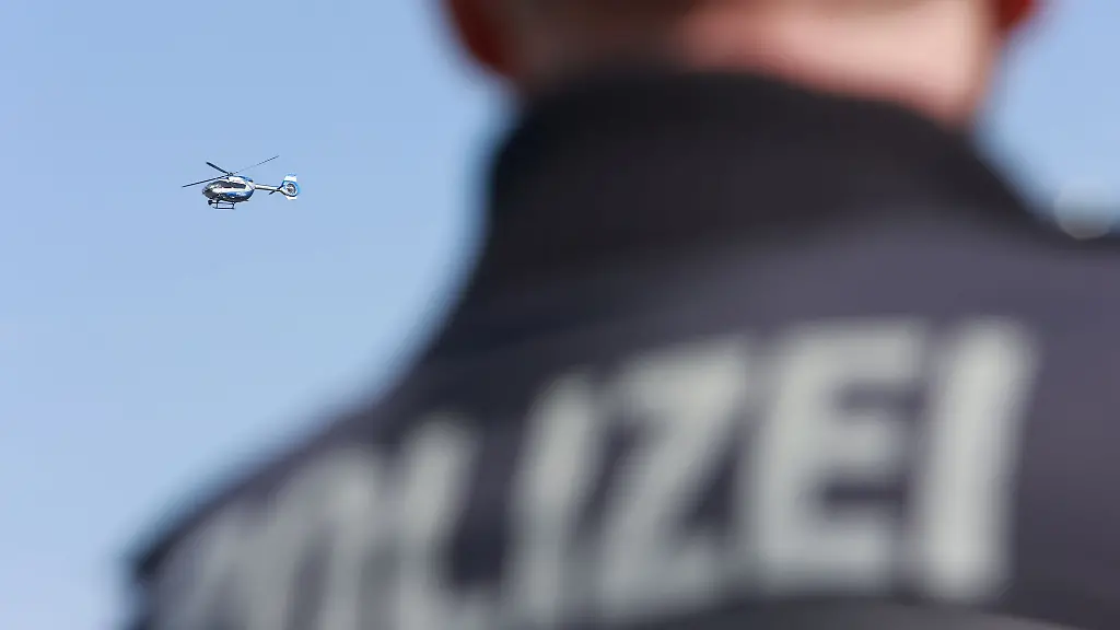 Ein-Polizeihubschrauber-unterstuetzte-die-Fahndung-nach-dem-aus-dem-Gerichtsgebaeude-gefluechteten-17-Jaehrigen
