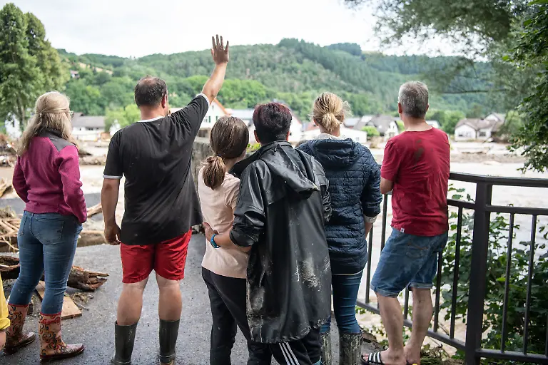 Anwohner-winken-Familienangehoerigen-zu-die-auf-der-anderen-Seite-des-Flusses-stehen-Das-Telefon-und-Handynetz-ist-zusammengebrochen-Weitgehend-zerstoert-und-ueberflutet-ist-das-Dorf-Insul-in-Rheinland-Pfalz-nach-massiven-Regenfaellen-und-dem-Hochwasser-der-Ahr