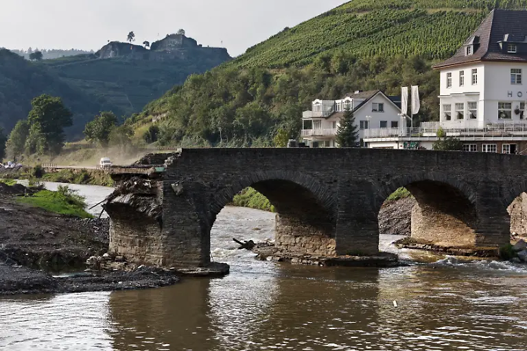 Flutkatastrophe-2021-zerstoerte-Nepomuk-Bruecke-ueber-den-Fluss-Ahr-Rech-Ahrtal-Eifel-Rheinland-Pfalz-Deutschland-Europa