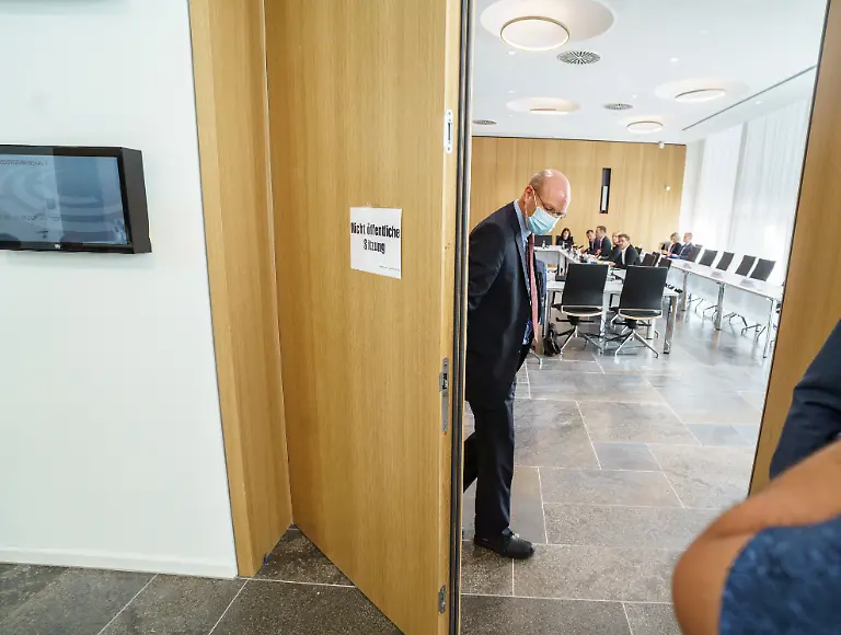 Ein-Mitarbeiter-schliesst-zu-Beginn-der-konstituierenden-Sitzung-des-Untersuchungsausschusses-zur-Flutkatastrophe-im-Mainzer-Landtag-die-Saaltuer-Der-Ausschuss-geht-auf-einen-Antrag-der-CDU-Opposition-zurueck-Er-soll-die-Ablaeufe-vor-waehrend-und-nach-der-Sturzflut-klaeren-vor-allem-aber-auch-die-politische-Verantwortung