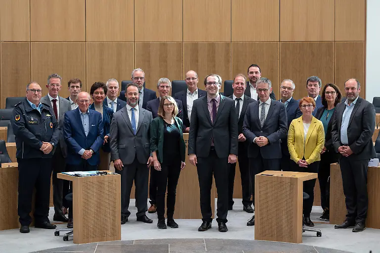 Lea-Heidbreder-Mitte-l-Buendnis-90-Die-Gruenen-Mitglied-des-Landtags-von-Rheinland-Pfalz-und-Vorsitzende-der-Enquete-Kommission-Christoph-Spies-Mitte-r-SPD-Mitglied-des-Landtags-von-Rheinland-Pfalz-und-stellvertretender-Vorsitzender-der-Enquete-Kommission-und-die-anderen-Mitglieder-der-Enquete-Kommission-bestehend-aus-Sachverstaendigen-und-Abgeordneten-des-Landtags-stehen-waehrend-der-ersten-Sitzung-der-Enquete-Kommission-des-Landtags-Rheinland-Pfalz-zu-den-Konsequenzen-aus-der-Flutkatastrophe-in-Rheinland-Pfalz-zusammen