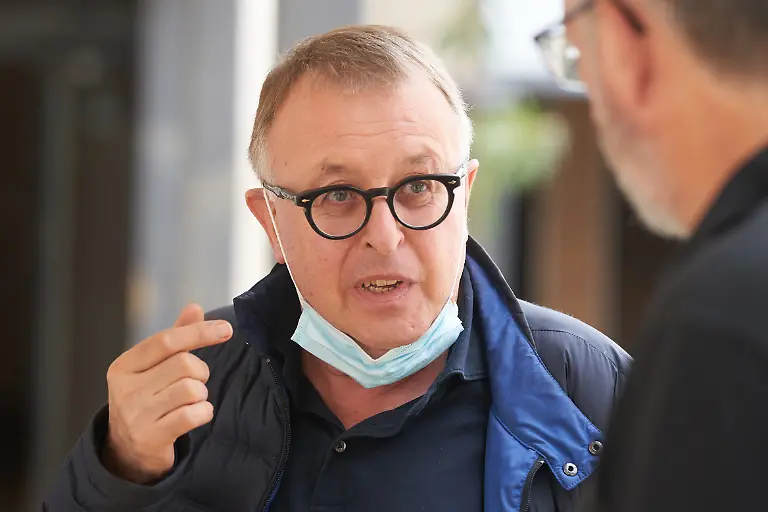Landrat-Juergen-Pfoehler-CDU-besucht-die-Boeselager-Realschule-Die-Schule-wurde-durch-die-Flutkatastrophe-stark-beschaedigt