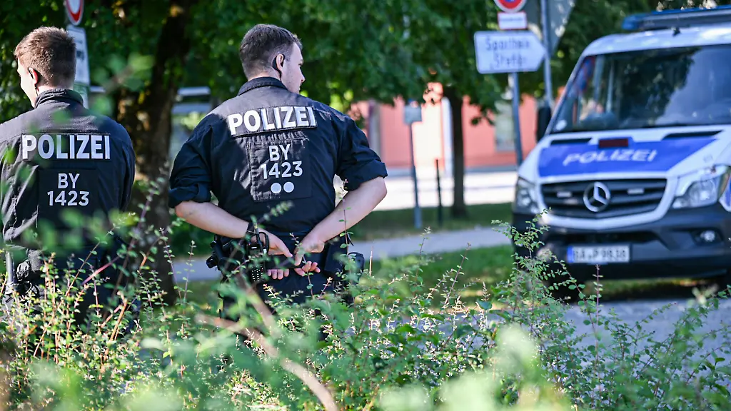 Kraefte-der-bayerischen-Polizei-stehen-am-Welfen-Gymnasium